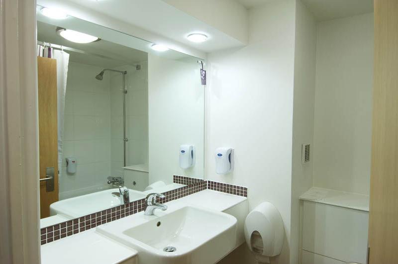 Premier Inn Хейл Экстерьер фото