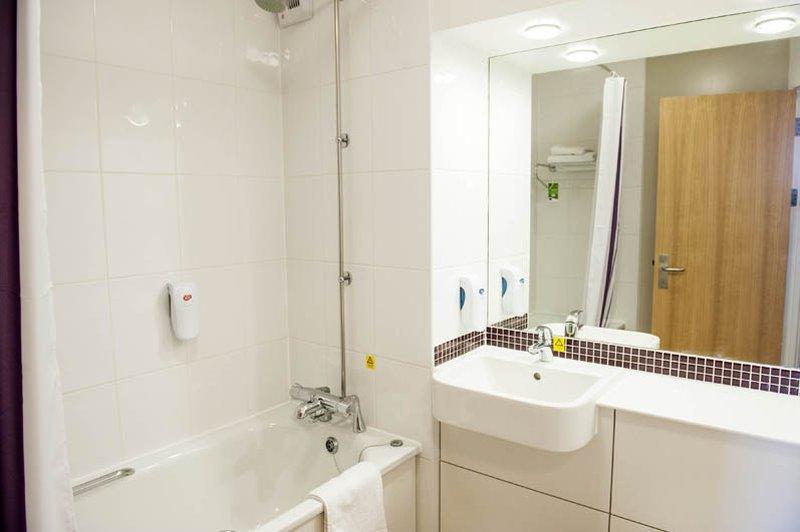 Premier Inn Хейл Экстерьер фото