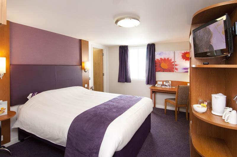 Premier Inn Хейл Экстерьер фото