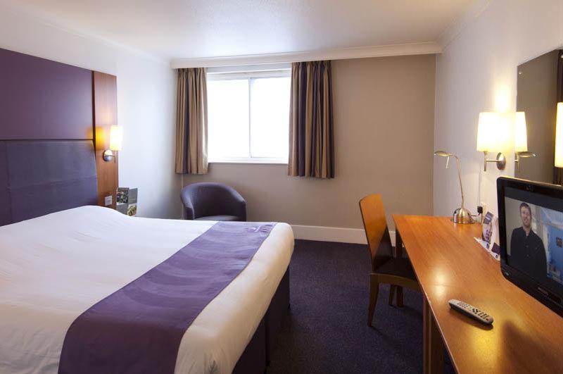Premier Inn Хейл Экстерьер фото
