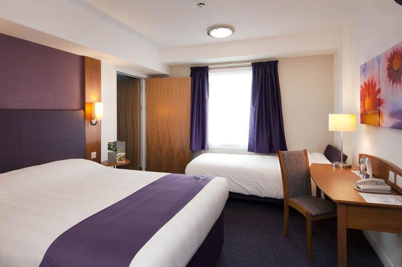 Premier Inn Хейл Экстерьер фото