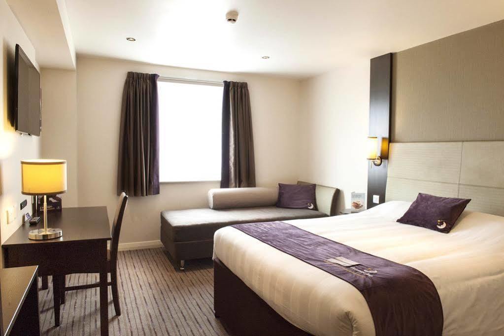 Premier Inn Хейл Экстерьер фото