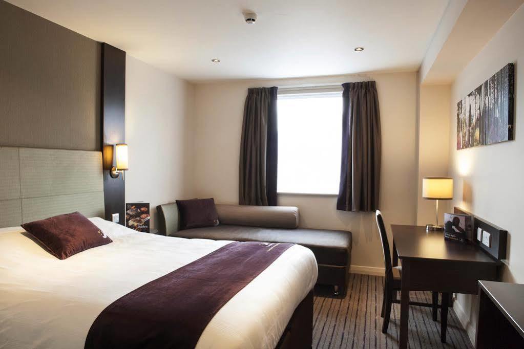 Premier Inn Хейл Экстерьер фото