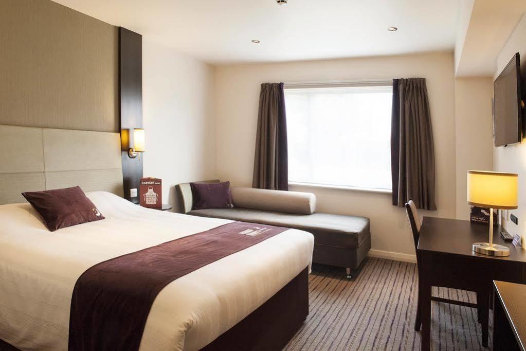 Premier Inn Хейл Экстерьер фото