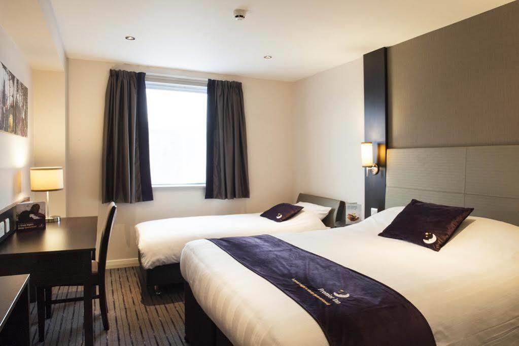 Premier Inn Хейл Экстерьер фото