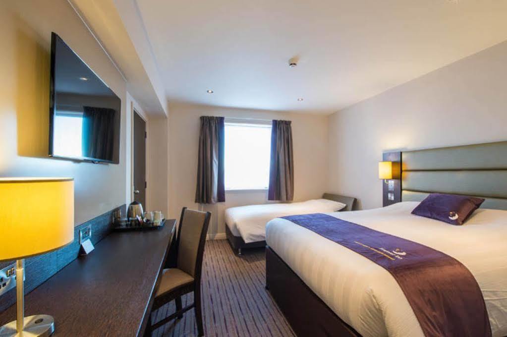Premier Inn Хейл Экстерьер фото