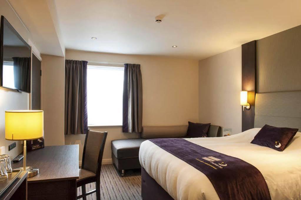 Premier Inn Хейл Экстерьер фото