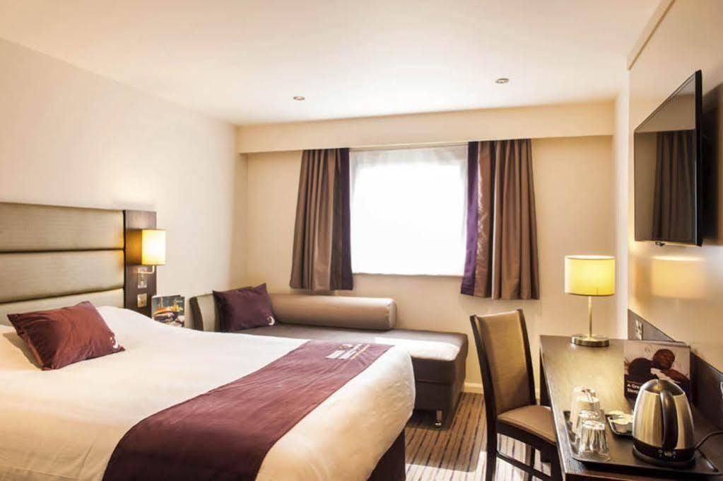 Premier Inn Хейл Экстерьер фото