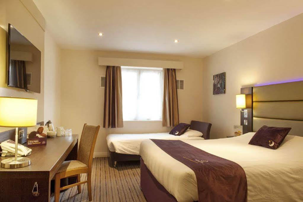 Premier Inn Хейл Экстерьер фото