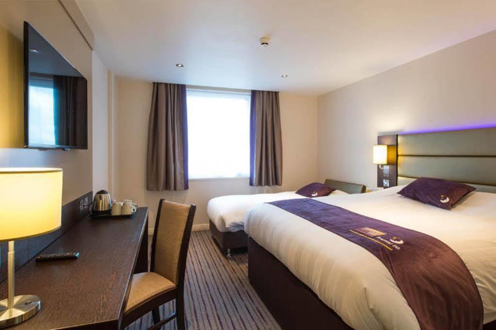 Premier Inn Хейл Экстерьер фото