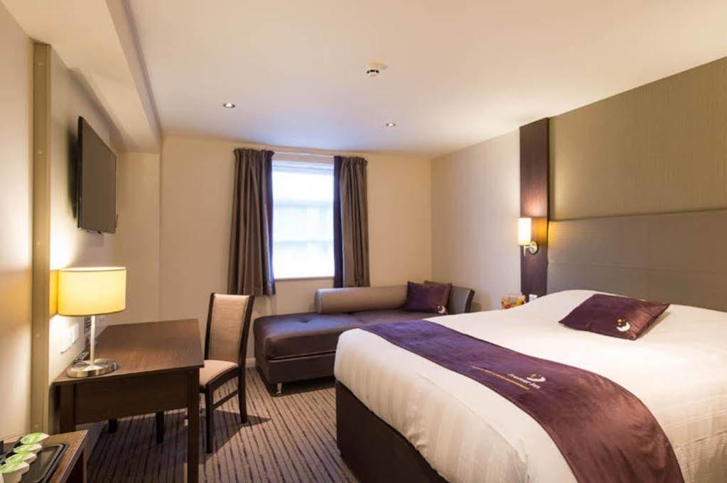 Premier Inn Хейл Экстерьер фото