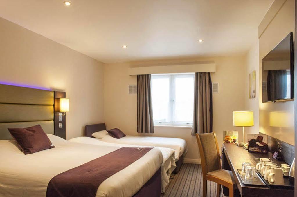 Premier Inn Хейл Экстерьер фото