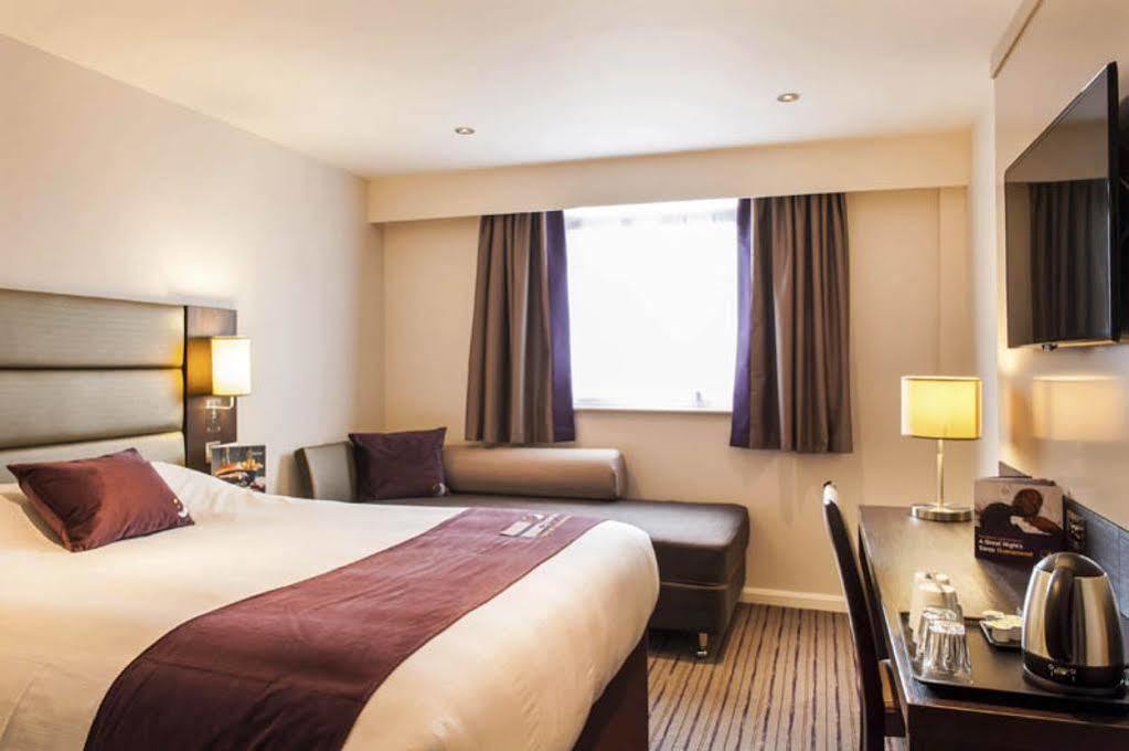 Premier Inn Хейл Экстерьер фото