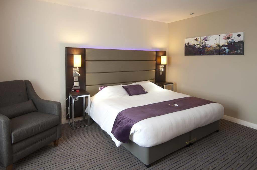 Premier Inn Хейл Экстерьер фото