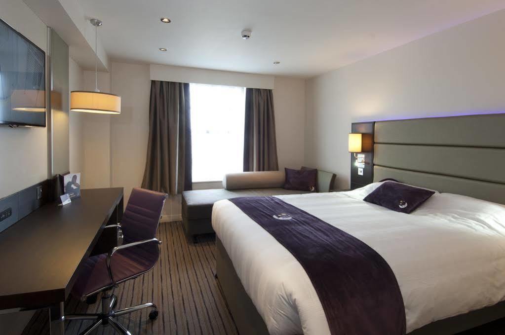 Premier Inn Хейл Экстерьер фото