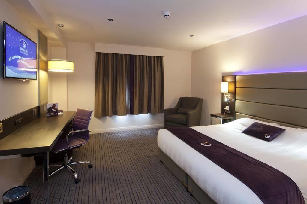 Premier Inn Хейл Экстерьер фото